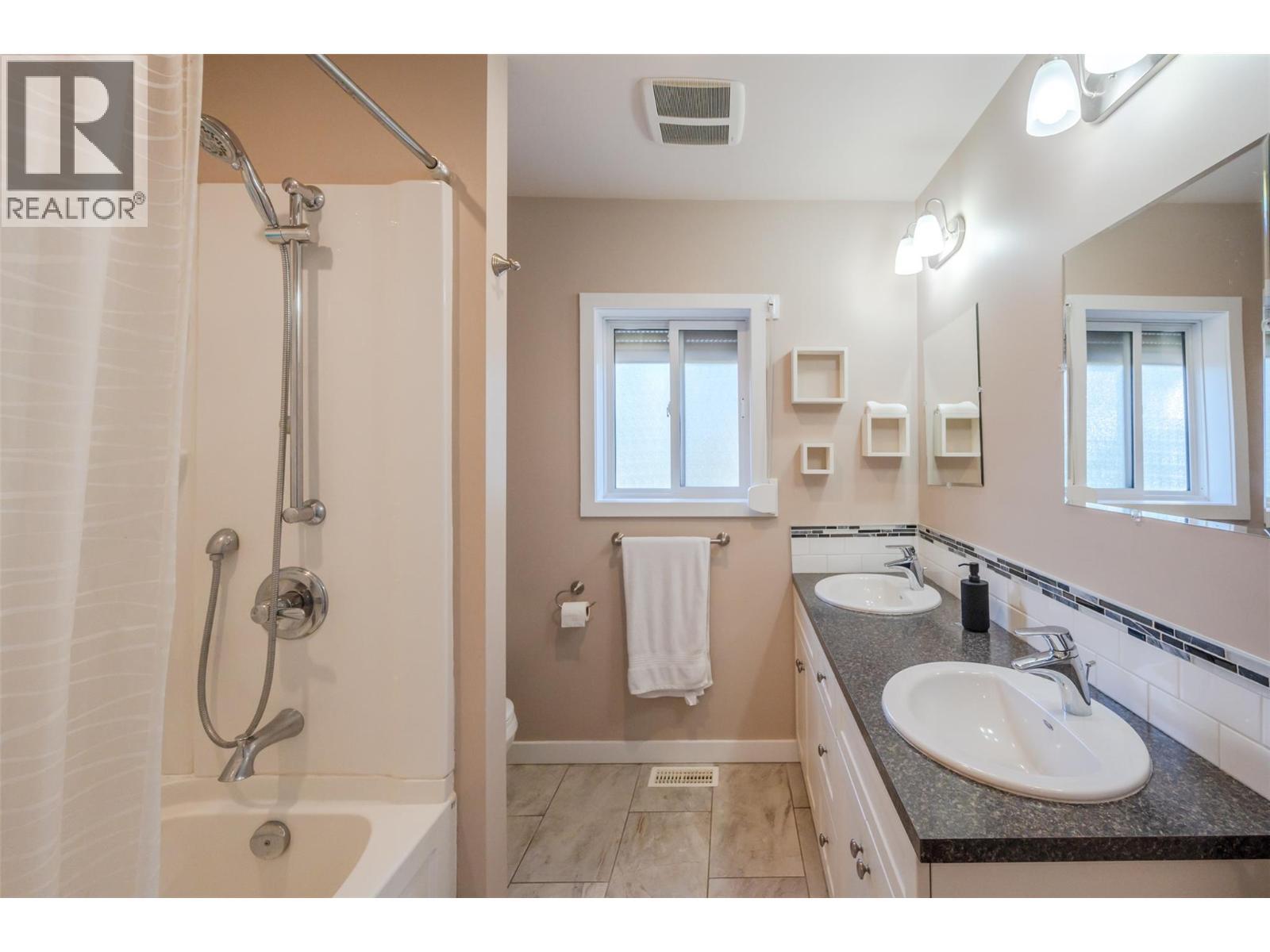 2864 Arawana Road, Naramata, BC - Indoor Photo Showing Bathroom