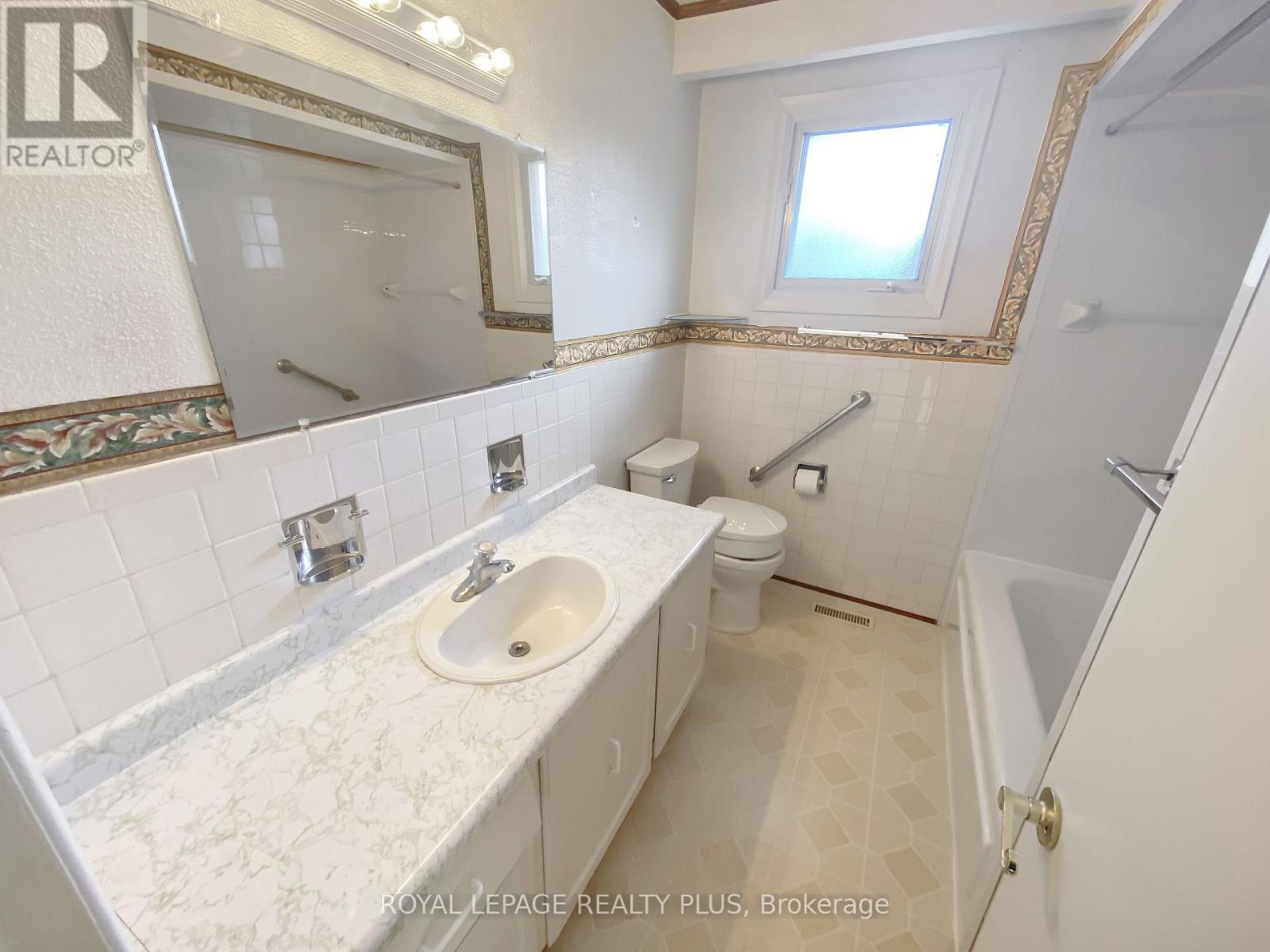 1604 Clarkson Road N, Mississauga, ON - Indoor Photo Showing Bathroom