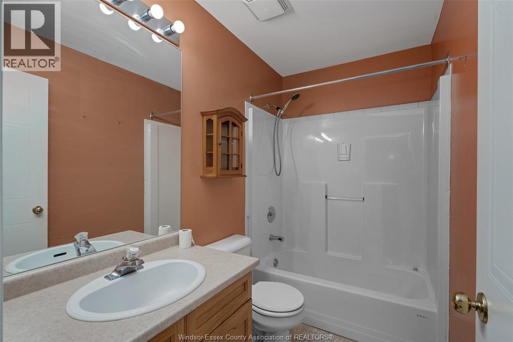 852 Michael Drive, Tecumseh, ON - Indoor Photo Showing Bathroom