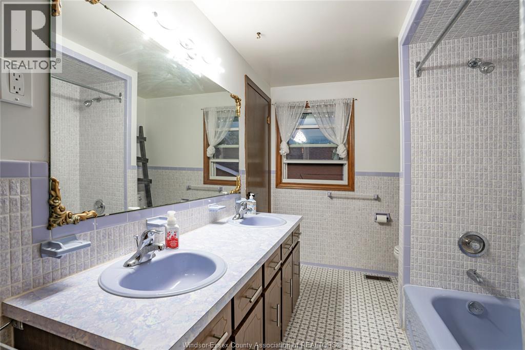 9610 Asgard Road, Windsor, ON - Indoor Photo Showing Bathroom
