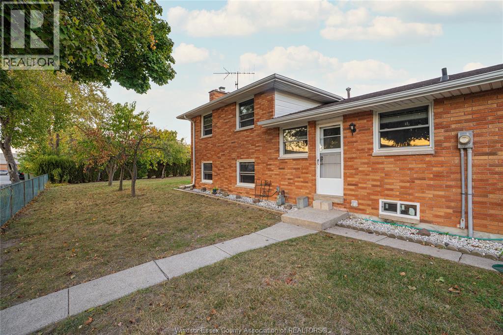 9610 Asgard Road, Windsor, ON - Outdoor