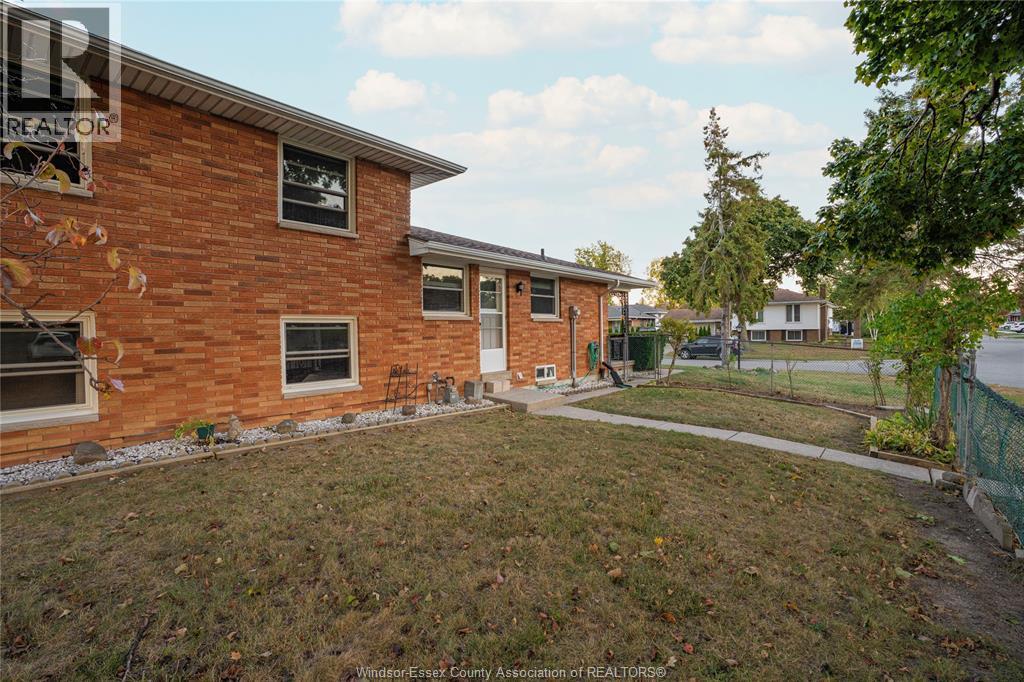 9610 Asgard Road, Windsor, ON - Outdoor