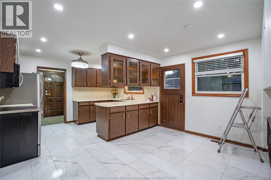 9610 Asgard Road, Windsor, ON - Indoor Photo Showing Kitchen