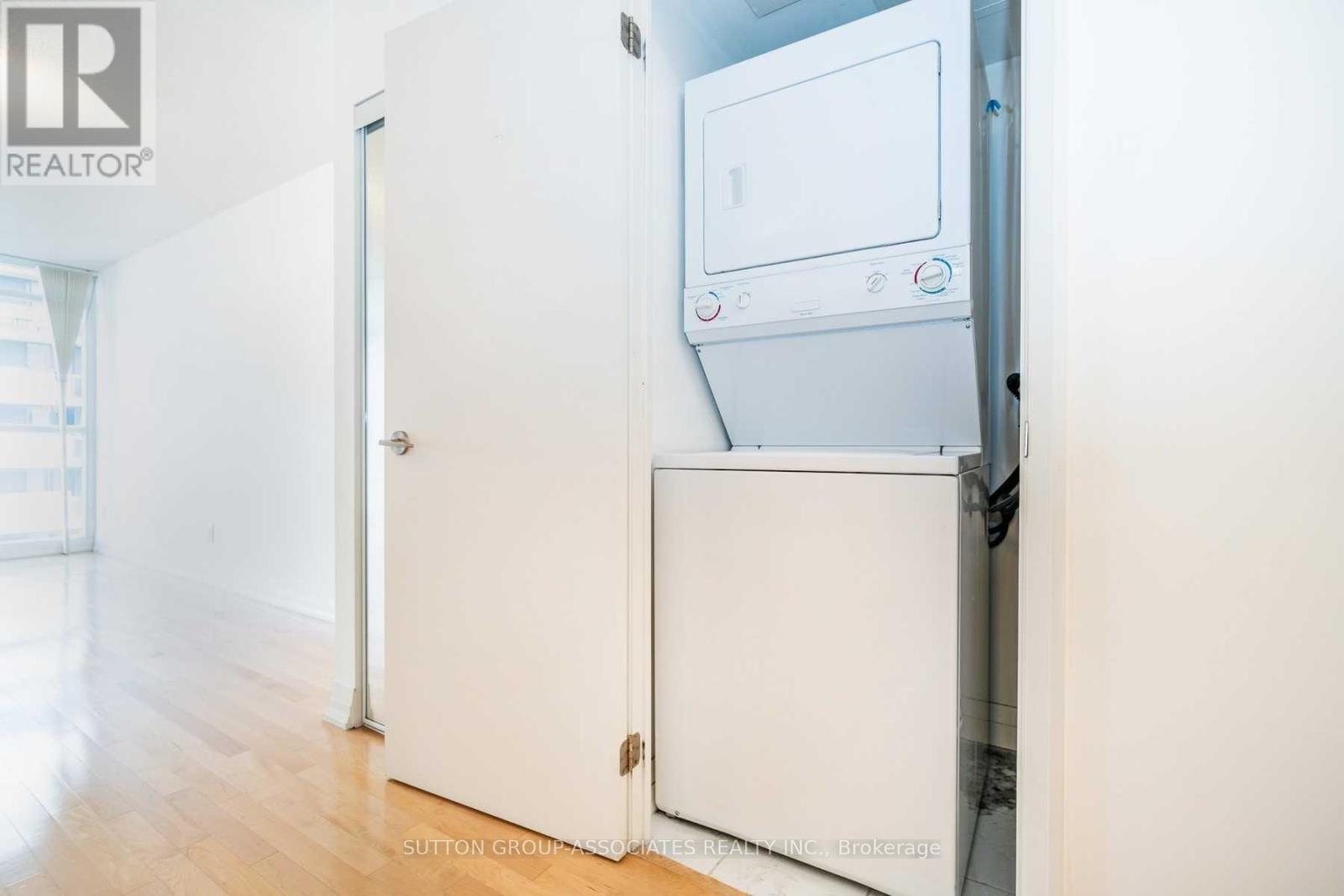 1409 - 25 Carlton Street, Toronto, ON - Indoor Photo Showing Laundry Room