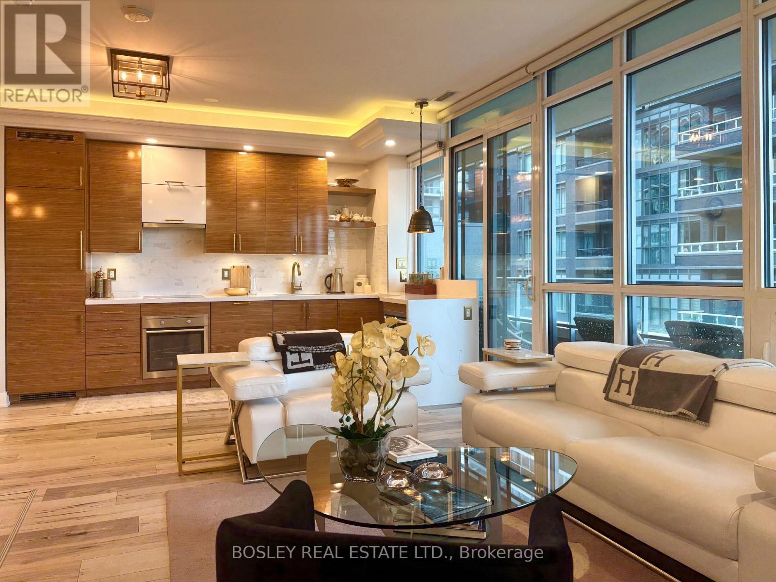 302 - 59 Annie Craig Drive, Toronto, ON - Indoor Photo Showing Living Room