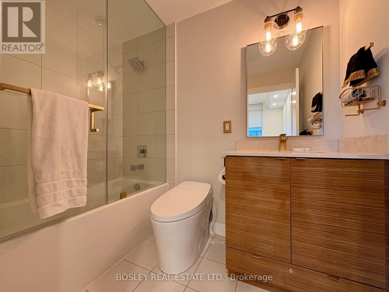 302 - 59 Annie Craig Drive, Toronto, ON - Indoor Photo Showing Bathroom