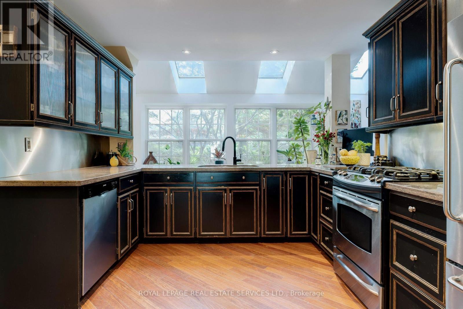 132 Sparling Court, Oakville, ON - Indoor Photo Showing Kitchen