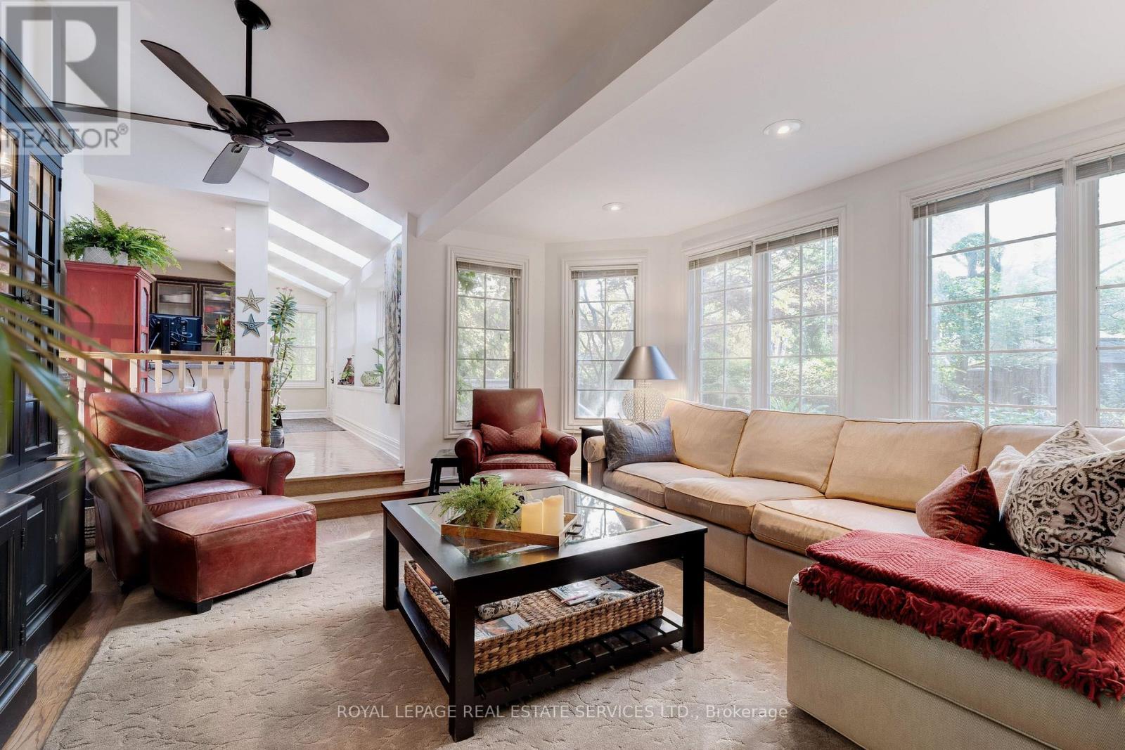 132 Sparling Court, Oakville, ON - Indoor Photo Showing Living Room