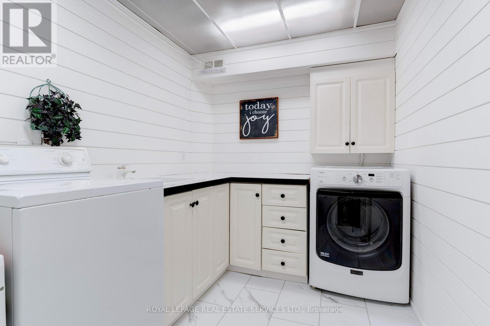 132 Sparling Court, Oakville, ON - Indoor Photo Showing Laundry Room