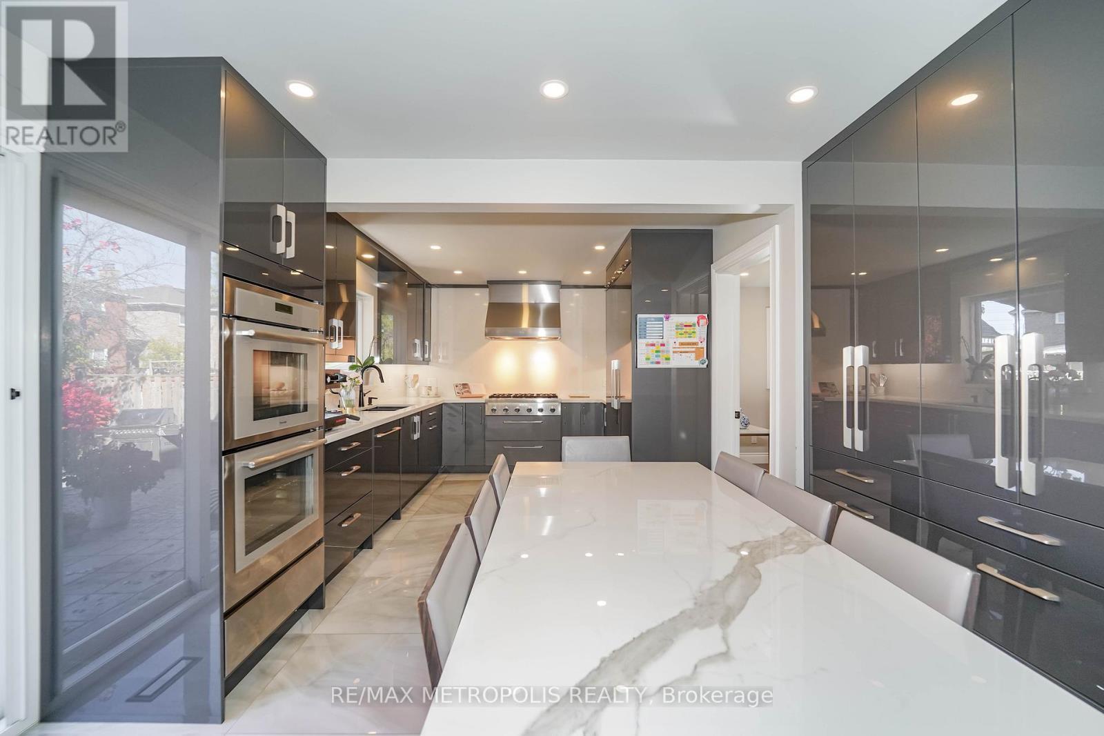 4392 Grassland Crescent, Mississauga, ON - Indoor Photo Showing Kitchen With Upgraded Kitchen