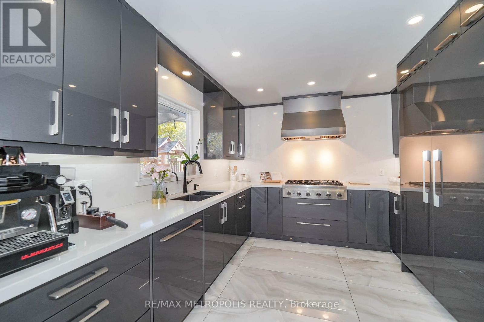 4392 Grassland Crescent, Mississauga, ON - Indoor Photo Showing Kitchen With Double Sink With Upgraded Kitchen