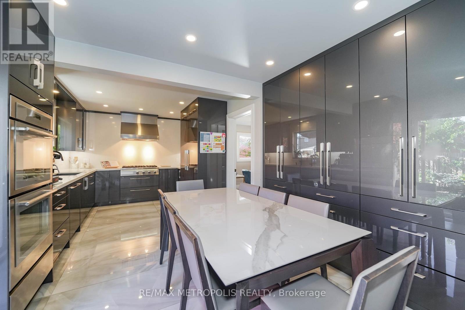 4392 Grassland Crescent, Mississauga, ON - Indoor Photo Showing Kitchen With Upgraded Kitchen