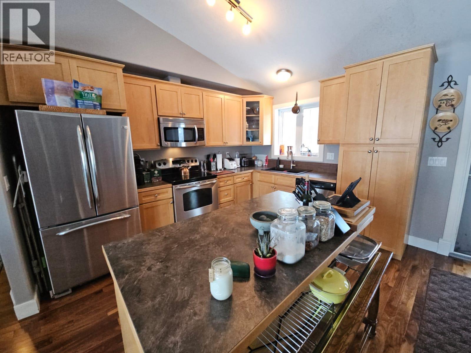 84 Wolverine Avenue, Tumbler Ridge, BC - Indoor Photo Showing Kitchen