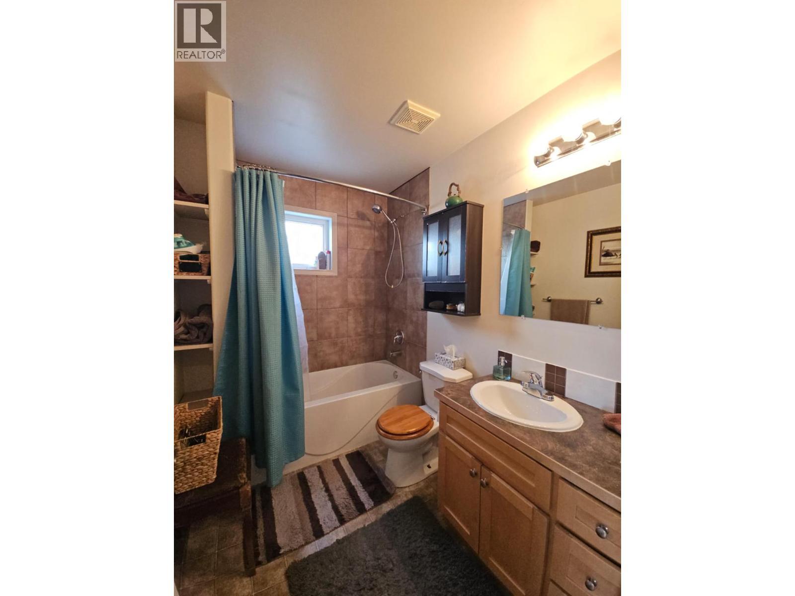 84 Wolverine Avenue, Tumbler Ridge, BC - Indoor Photo Showing Bathroom