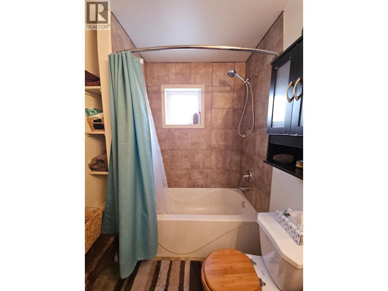 84 Wolverine Avenue, Tumbler Ridge, BC - Indoor Photo Showing Bathroom