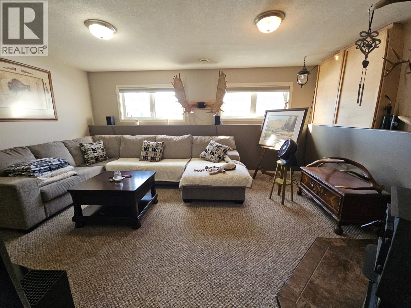 84 Wolverine Avenue, Tumbler Ridge, BC - Indoor Photo Showing Living Room