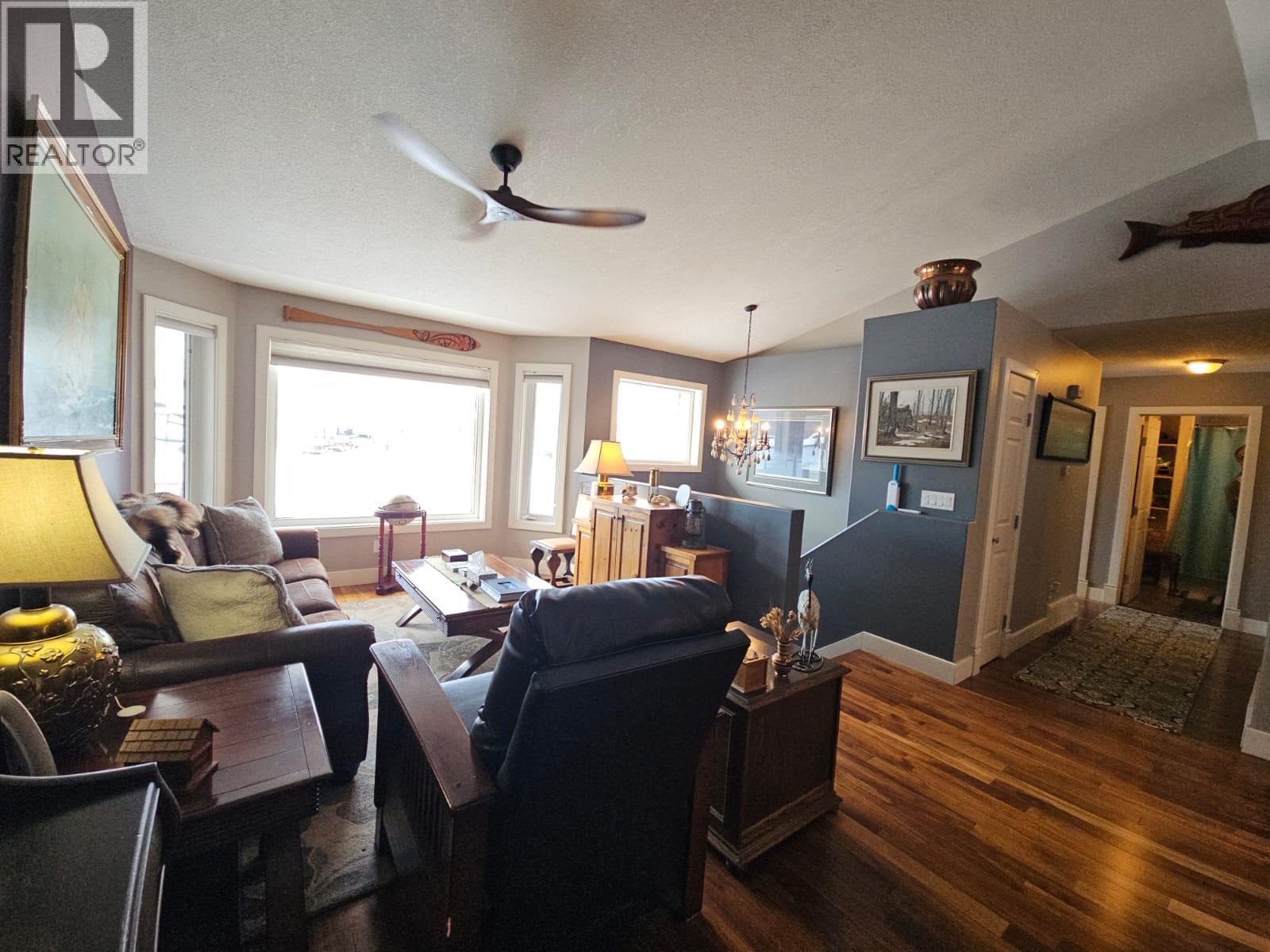 84 Wolverine Avenue, Tumbler Ridge, BC - Indoor Photo Showing Living Room