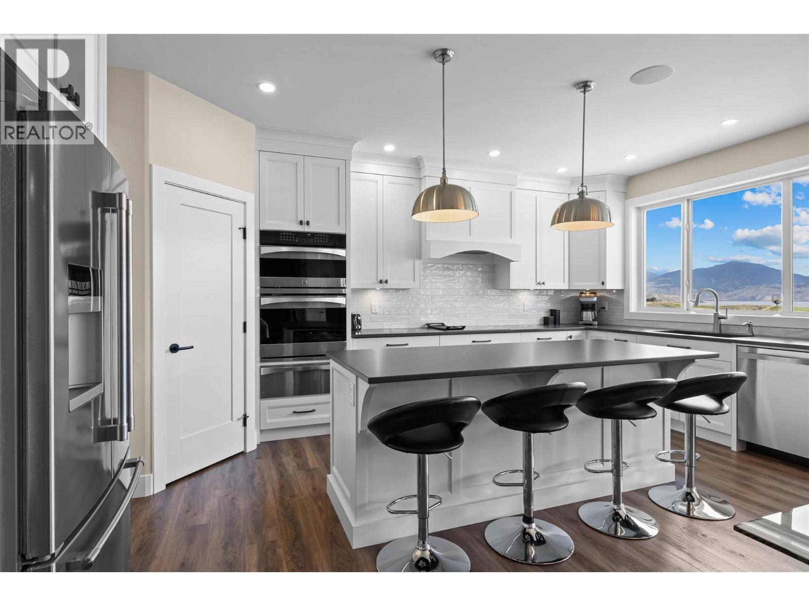 180 Rue Cheval Noir, Kamloops, BC - Indoor Photo Showing Kitchen With Upgraded Kitchen