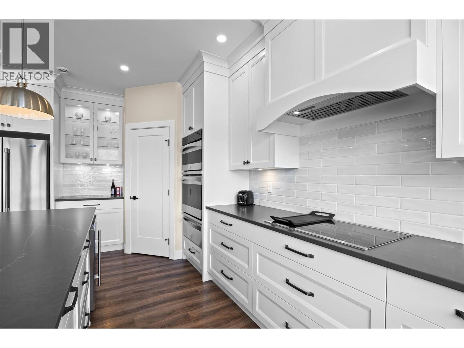 180 Rue Cheval Noir, Kamloops, BC - Indoor Photo Showing Kitchen With Upgraded Kitchen