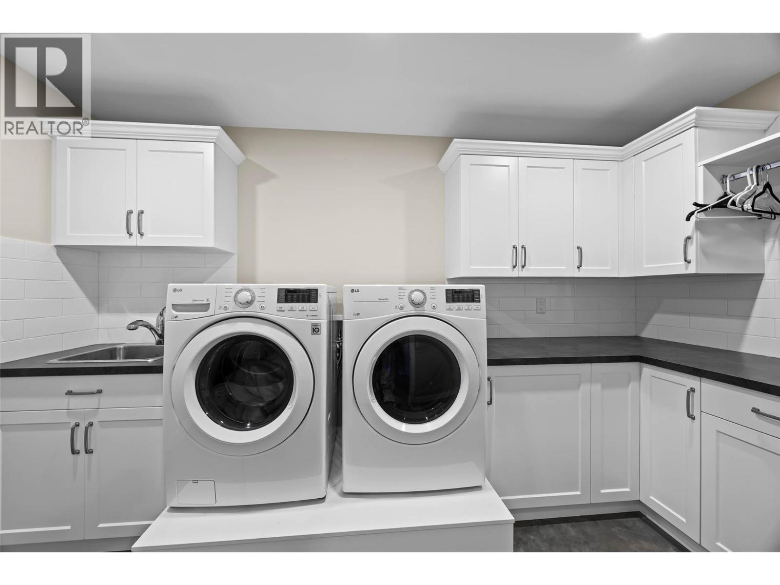 180 Rue Cheval Noir, Kamloops, BC - Indoor Photo Showing Laundry Room