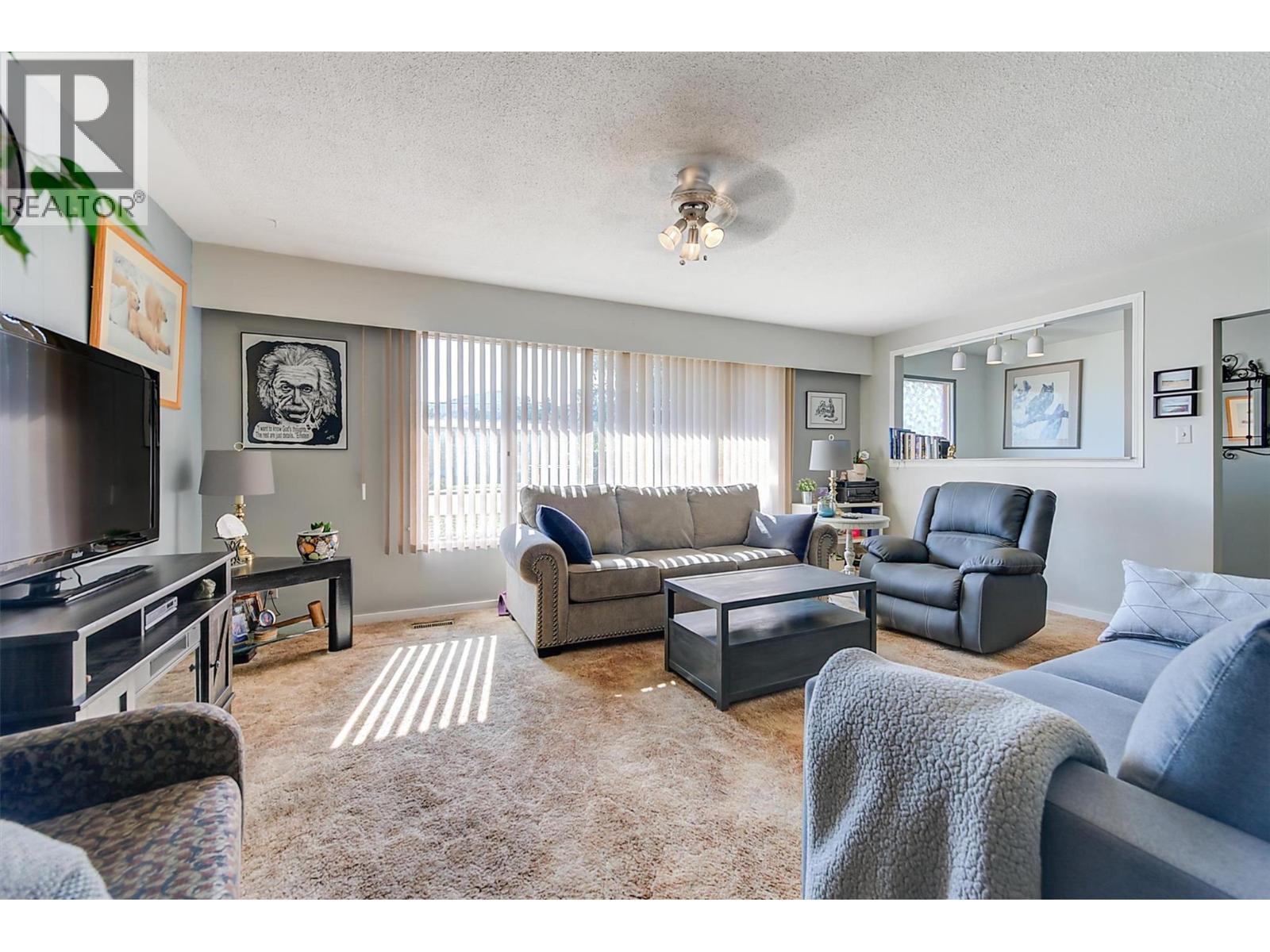 280 Dougall Road S, Kelowna, BC - Indoor Photo Showing Living Room