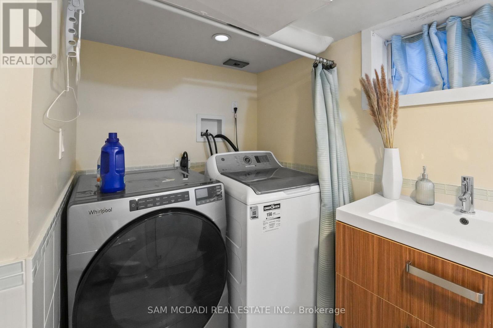 64 Wanita Road, Mississauga, ON - Indoor Photo Showing Laundry Room