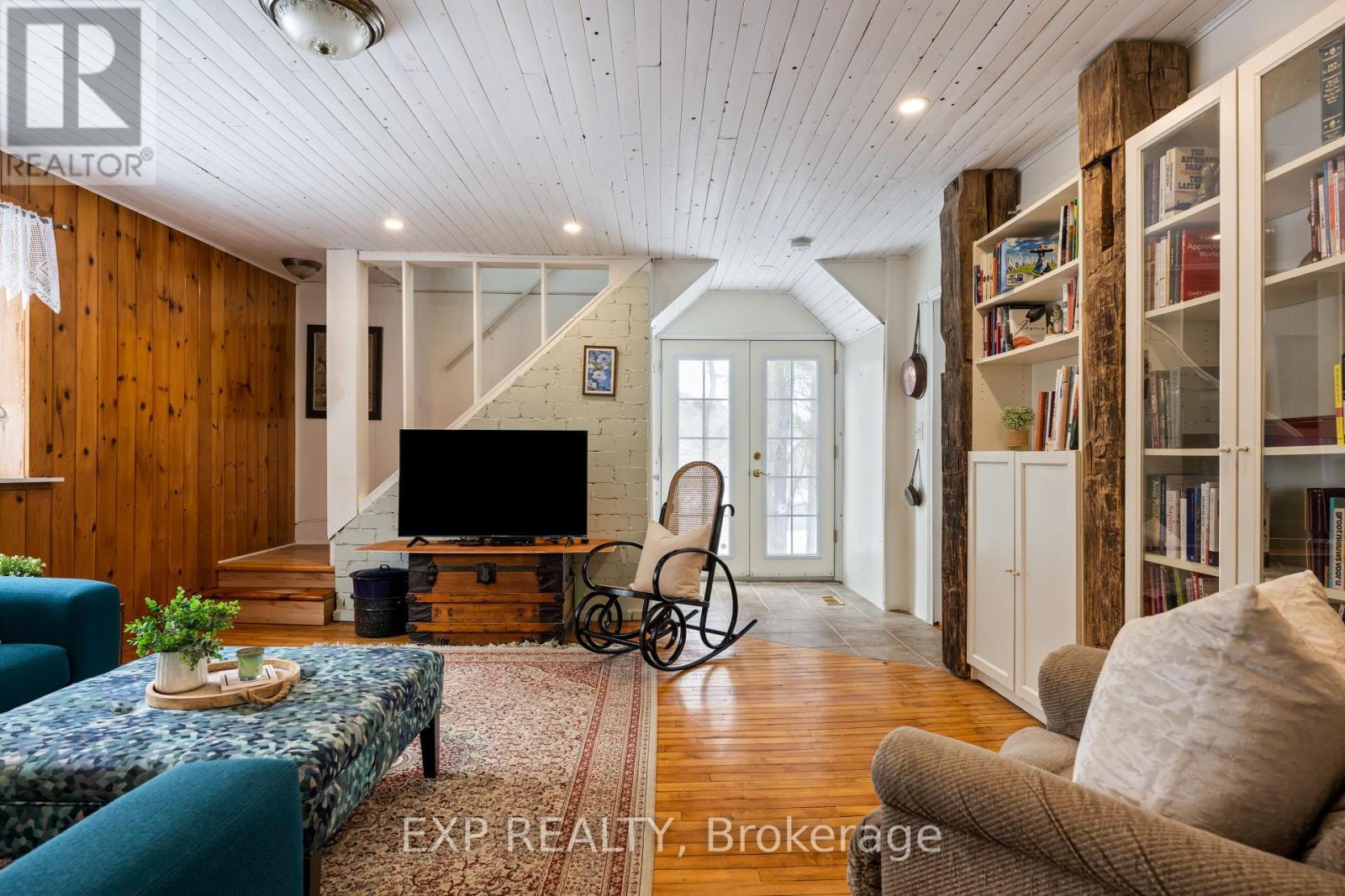 Back Family Room - 16 Mill Street, Amaranth, ON - Indoor