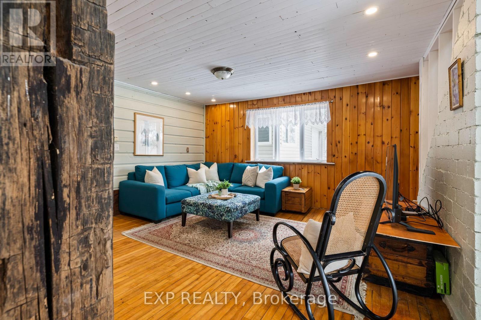 Back Family Room - 16 Mill Street, Amaranth, ON - Indoor