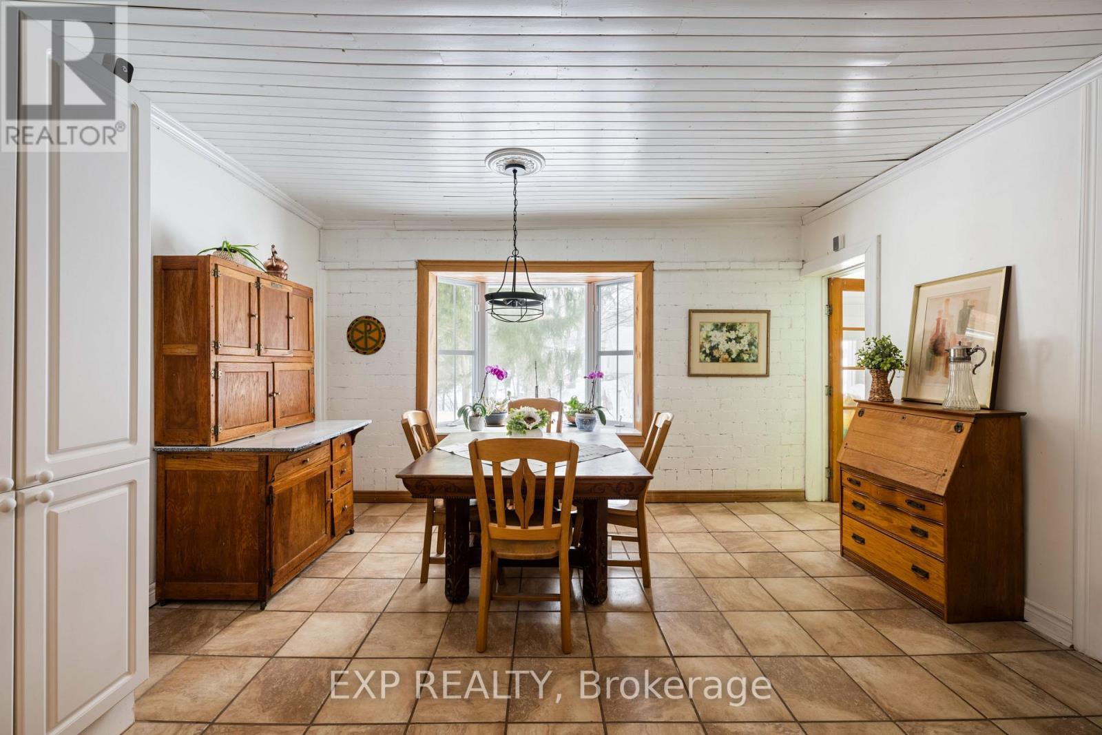 16 Mill Street, Amaranth, ON - Indoor Photo Showing Dining Room