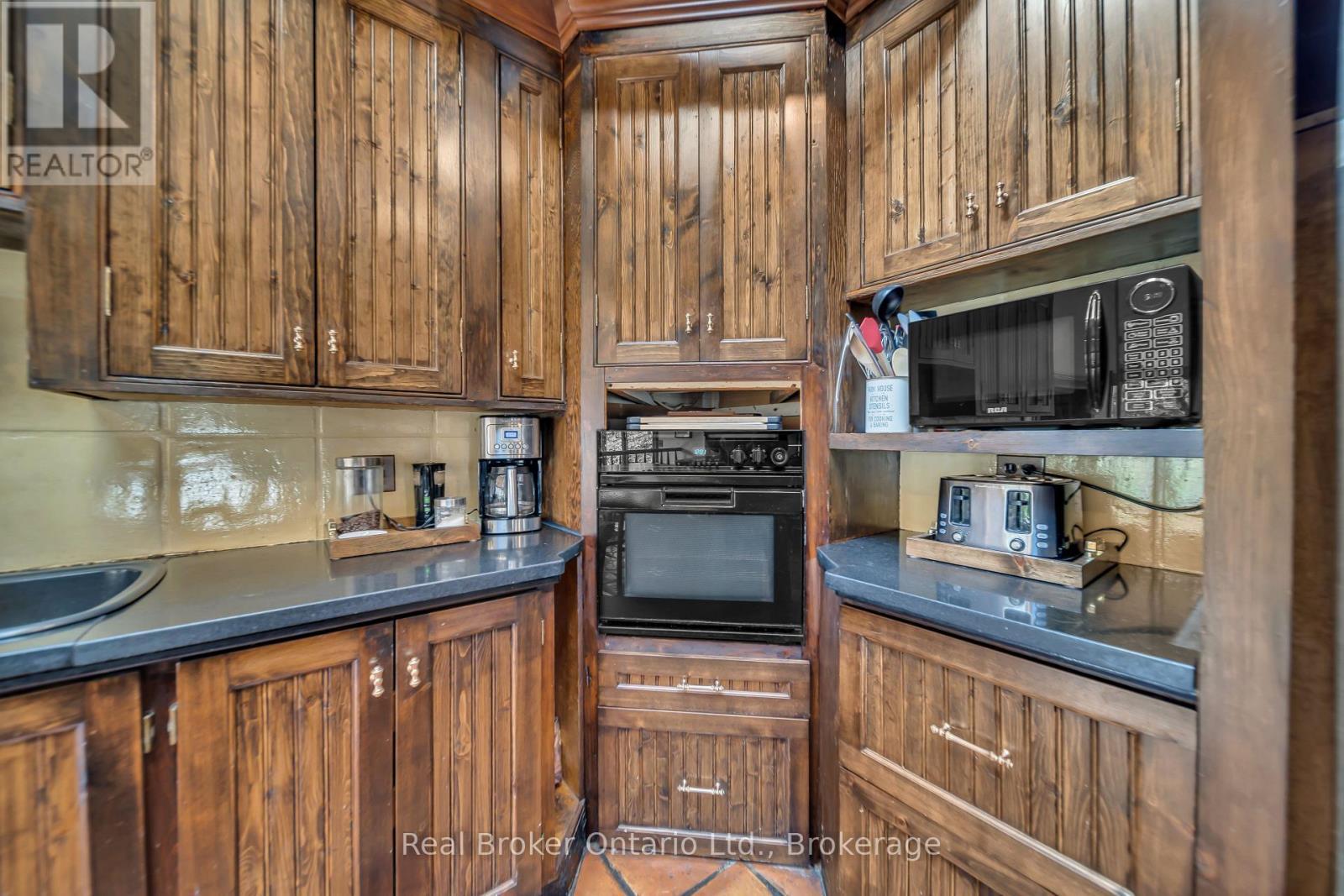 4766 Hyndman Drive, Southwest Middlesex, ON - Indoor Photo Showing Kitchen