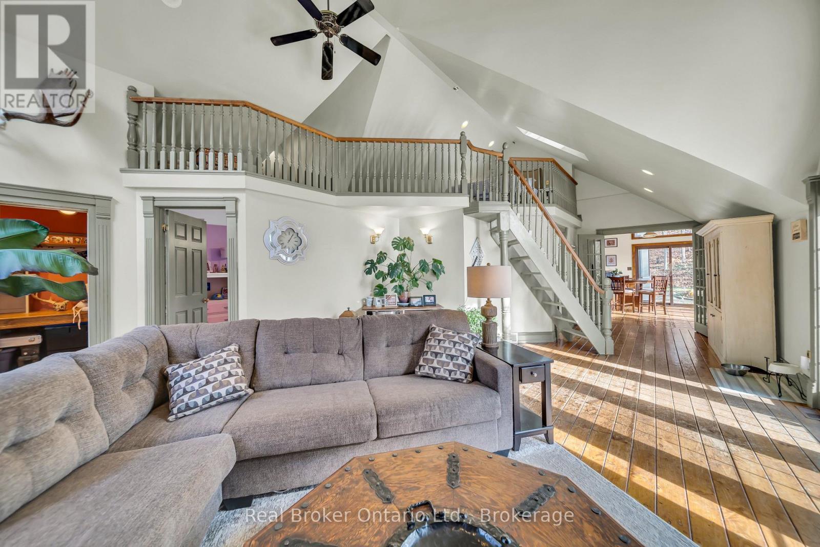 4766 Hyndman Drive, Southwest Middlesex, ON - Indoor Photo Showing Living Room