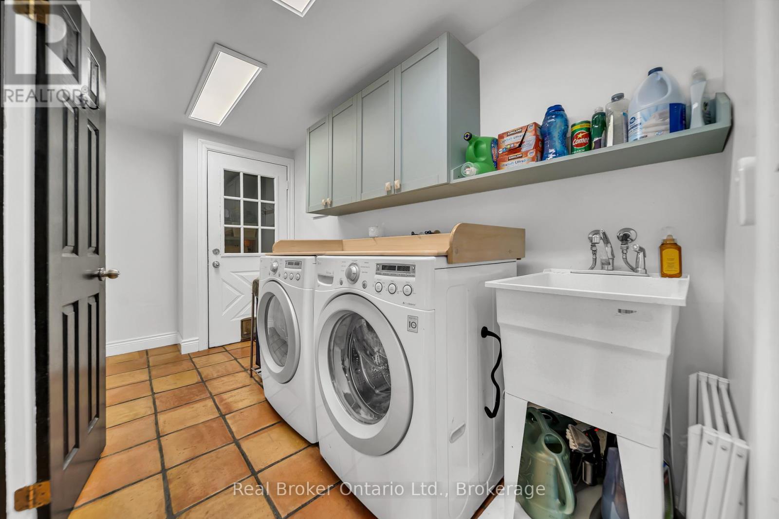 4766 Hyndman Drive, Southwest Middlesex, ON - Indoor Photo Showing Laundry Room