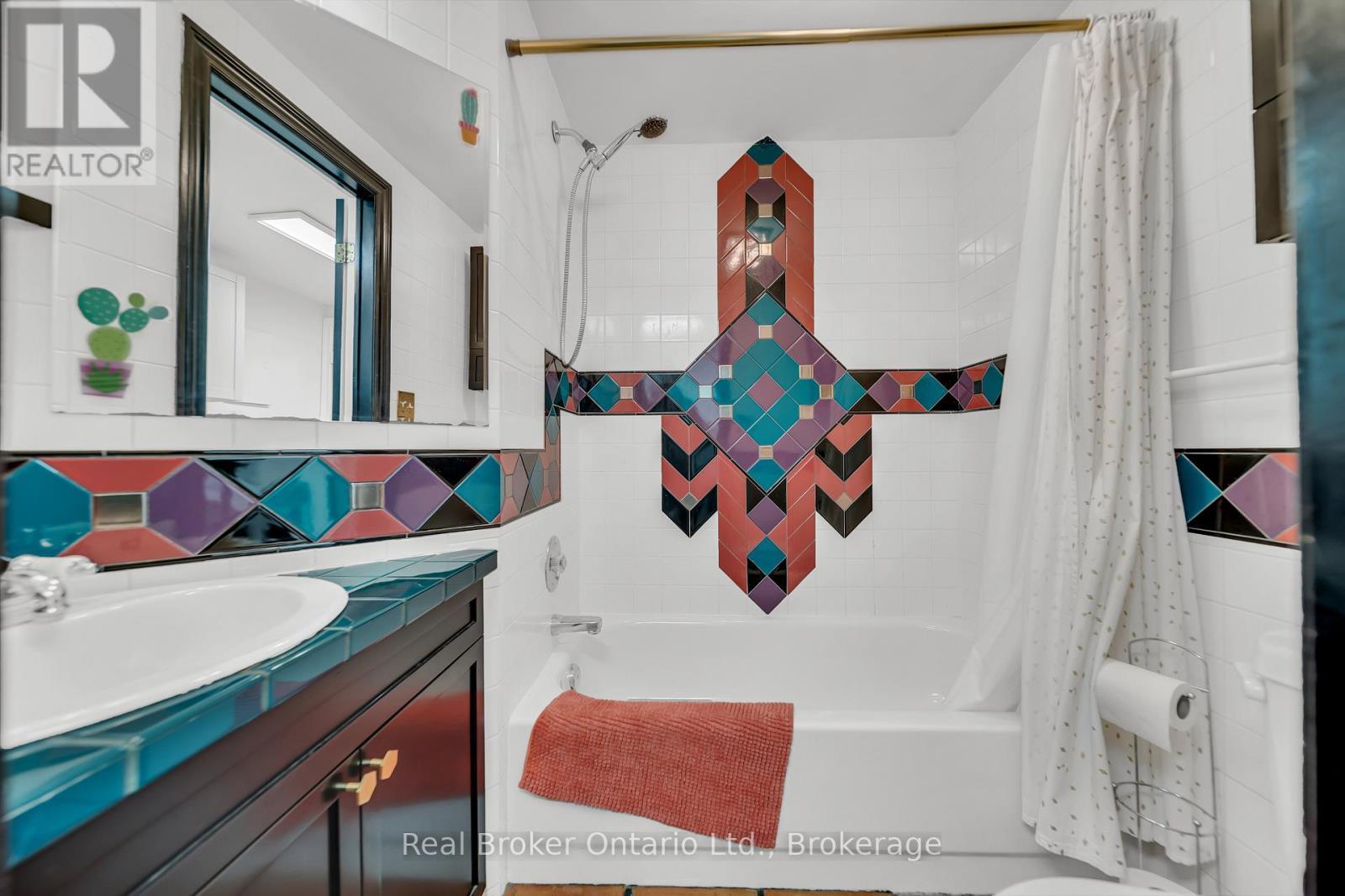 4766 Hyndman Drive, Southwest Middlesex, ON - Indoor Photo Showing Bathroom