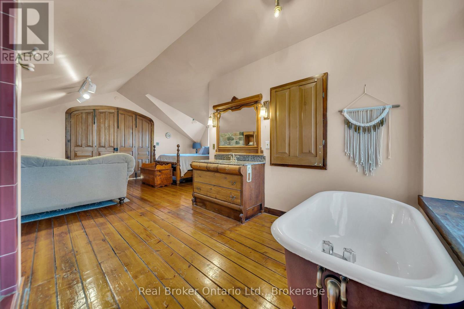 4766 Hyndman Drive, Southwest Middlesex, ON - Indoor Photo Showing Bathroom