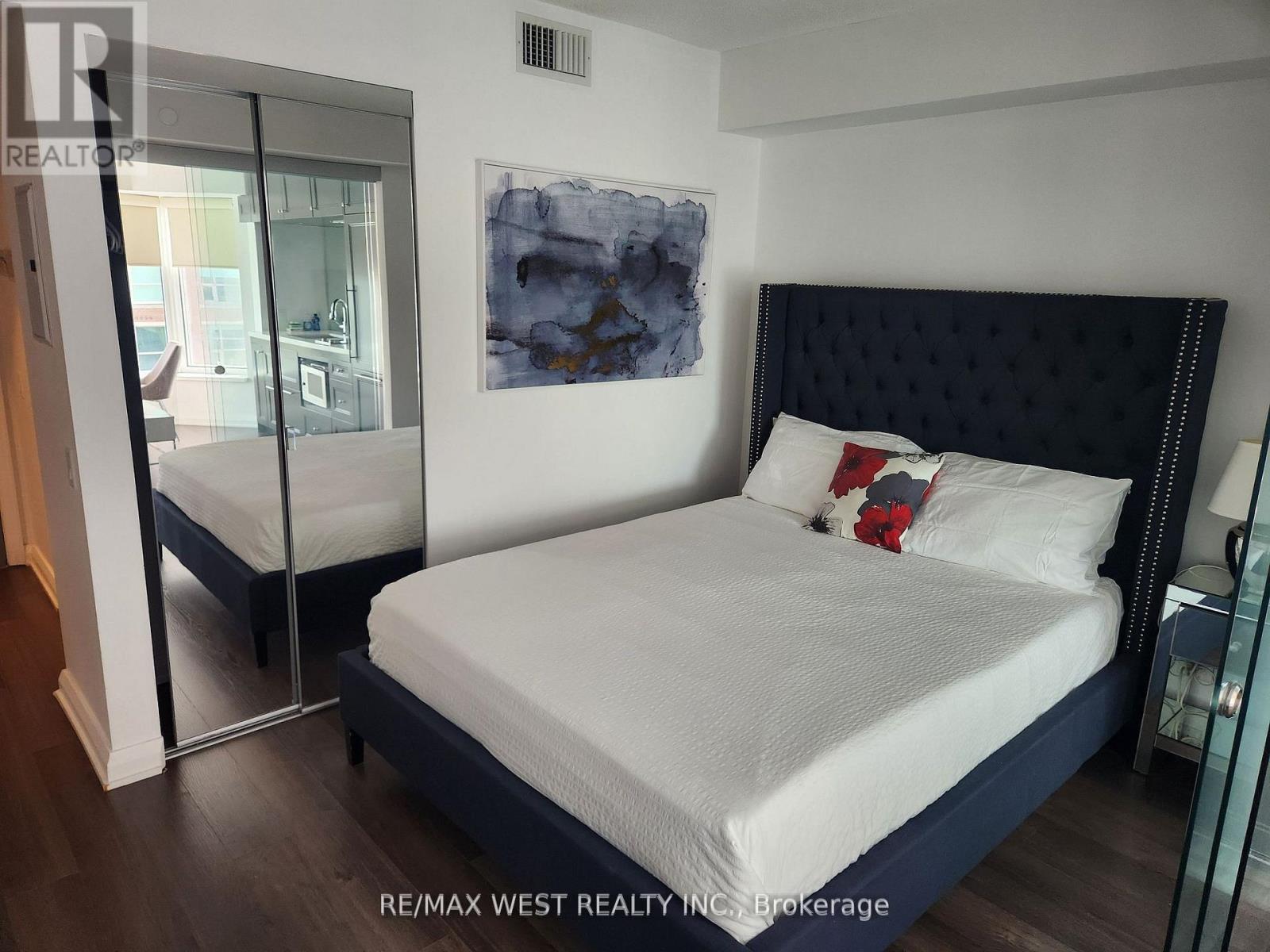 1616 - 155 Yorkville Avenue, Toronto, ON - Indoor Photo Showing Bedroom