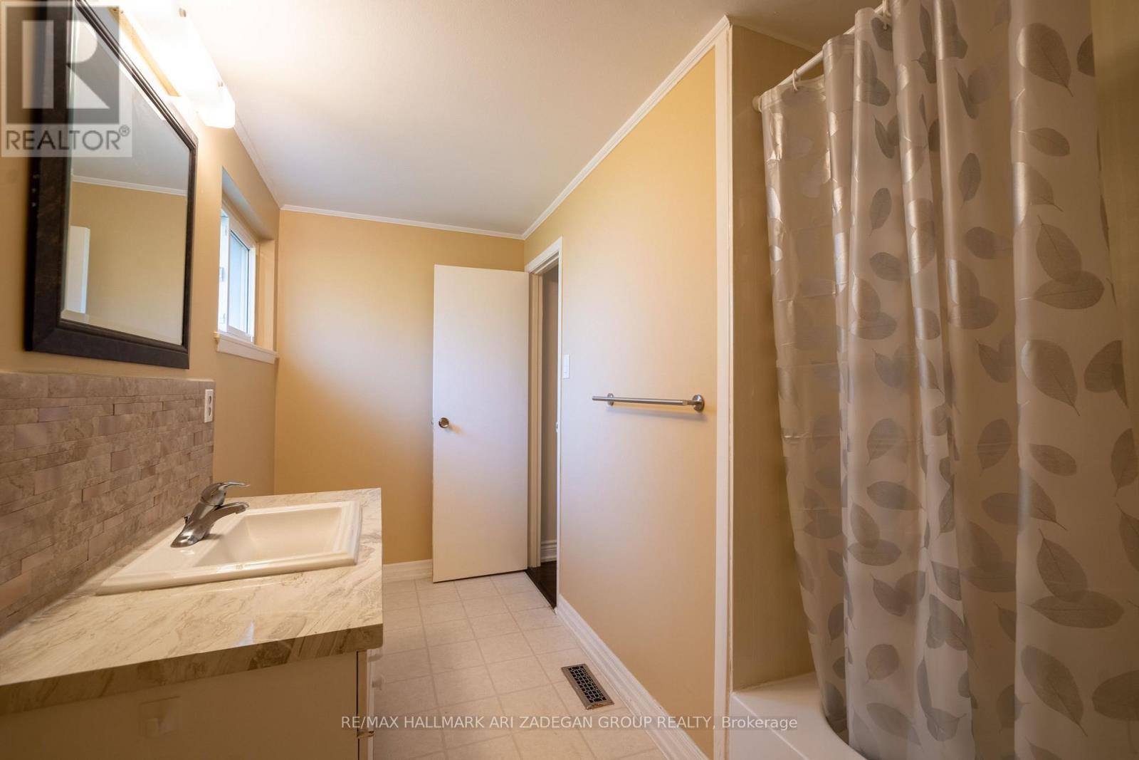 22 Silver Aspen Drive, Markham, ON - Indoor Photo Showing Bathroom