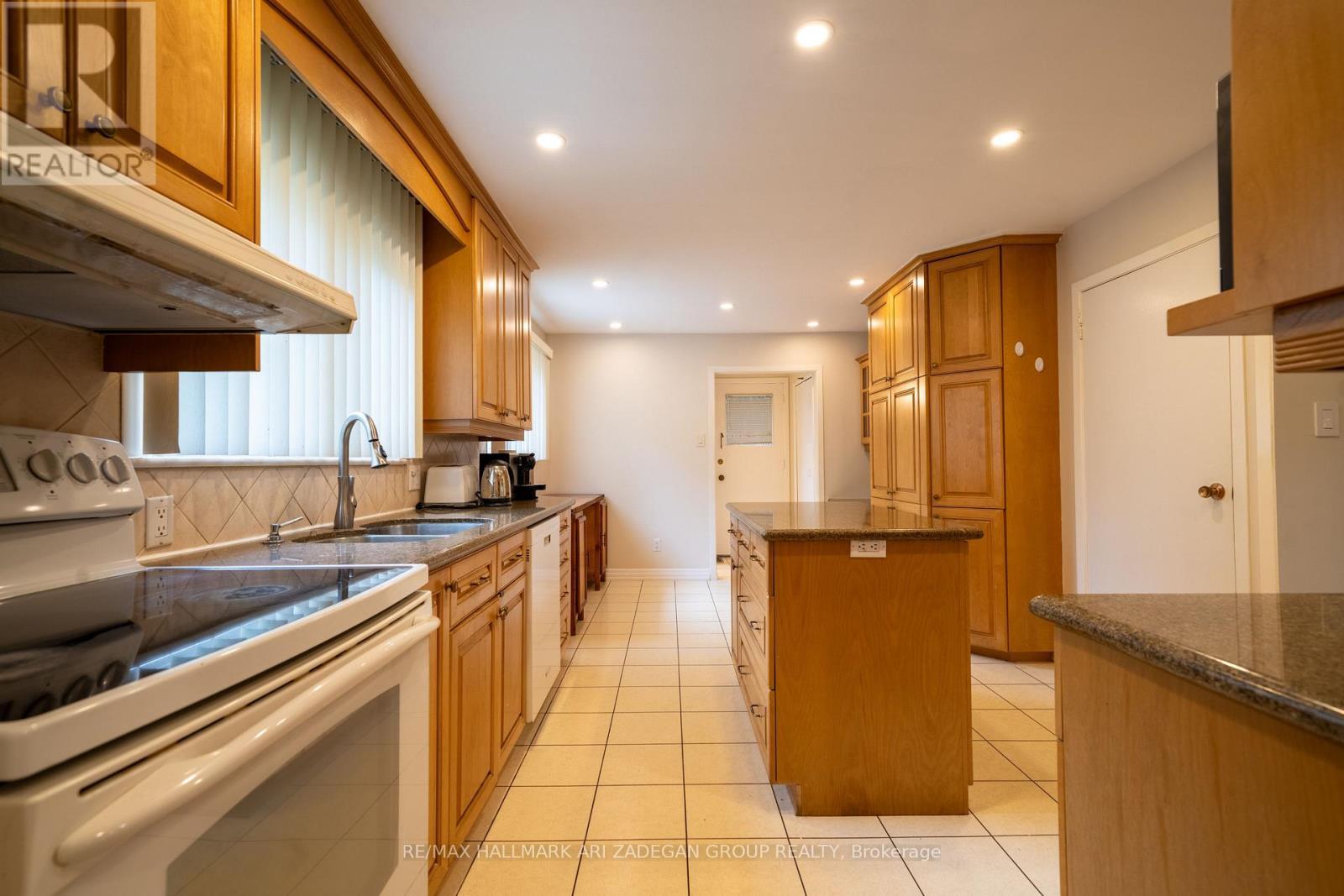 22 Silver Aspen Drive, Markham, ON - Indoor Photo Showing Kitchen