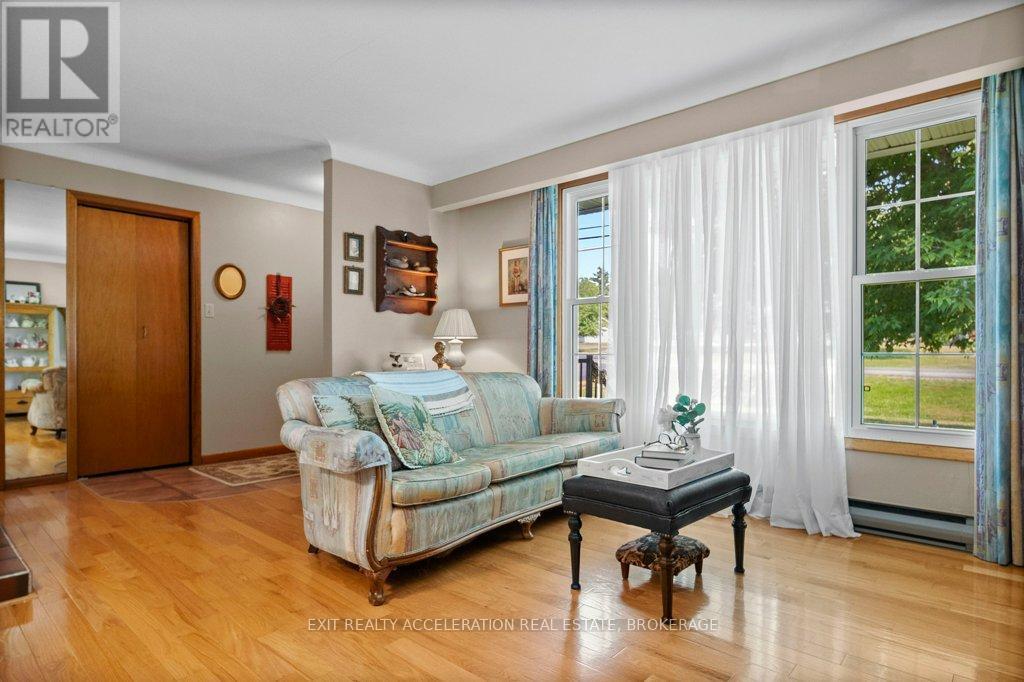 63 River Road, Greater Napanee (Greater Napanee), ON - Indoor Photo Showing Living Room