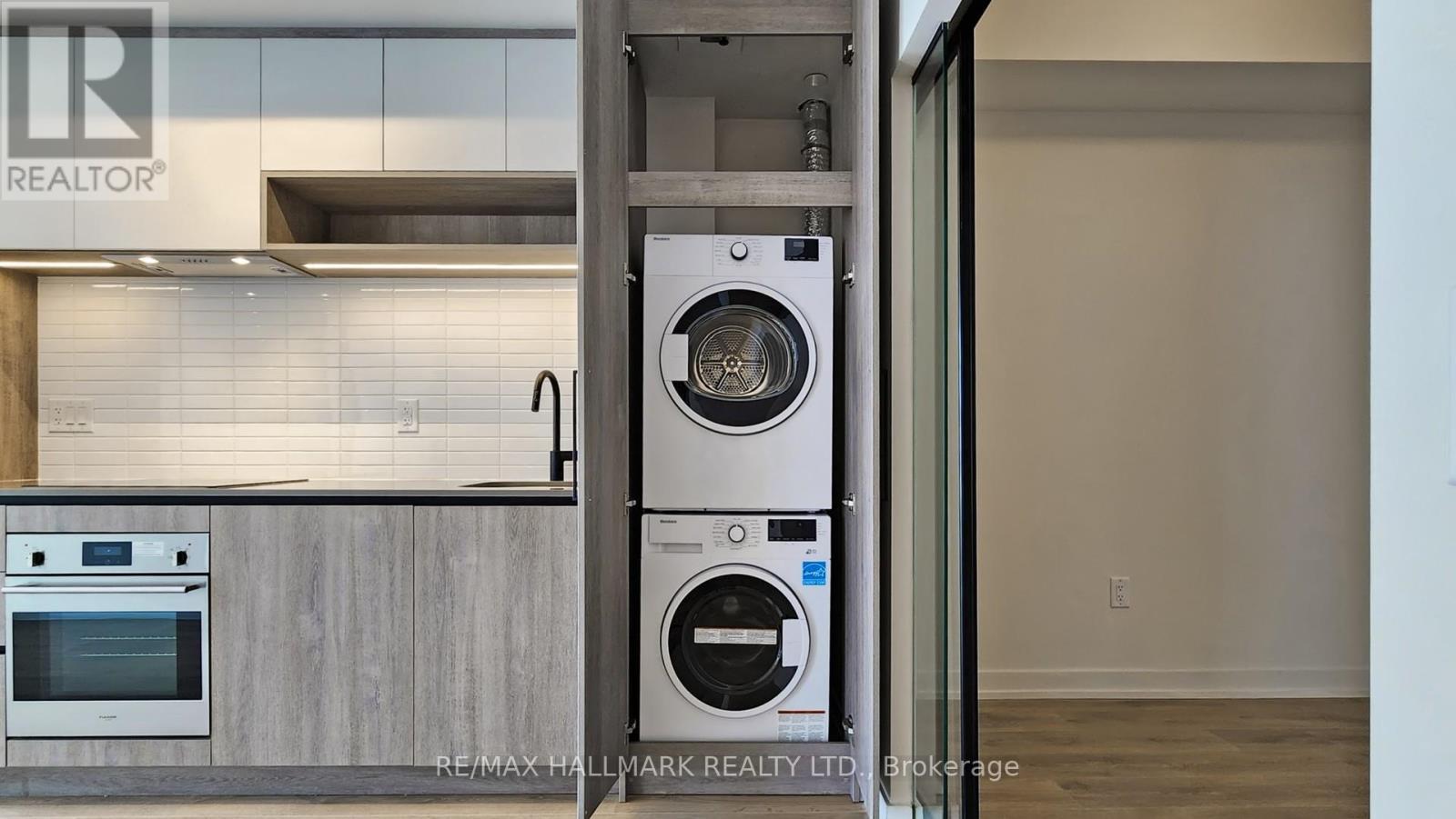 1221 - 181 Sterling Road, Toronto, ON - Indoor Photo Showing Laundry Room