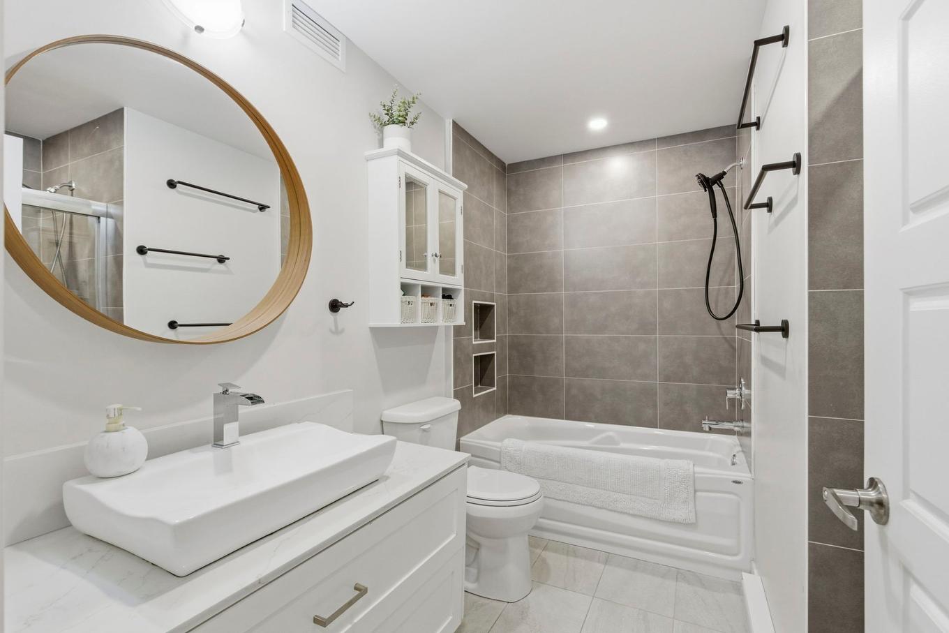 Bathroom - 2375 - 2377 Rue Louis-Veuillot, Montréal (Mercier/Hochelaga-Maisonneuve), QC - Indoor Photo Showing Bathroom