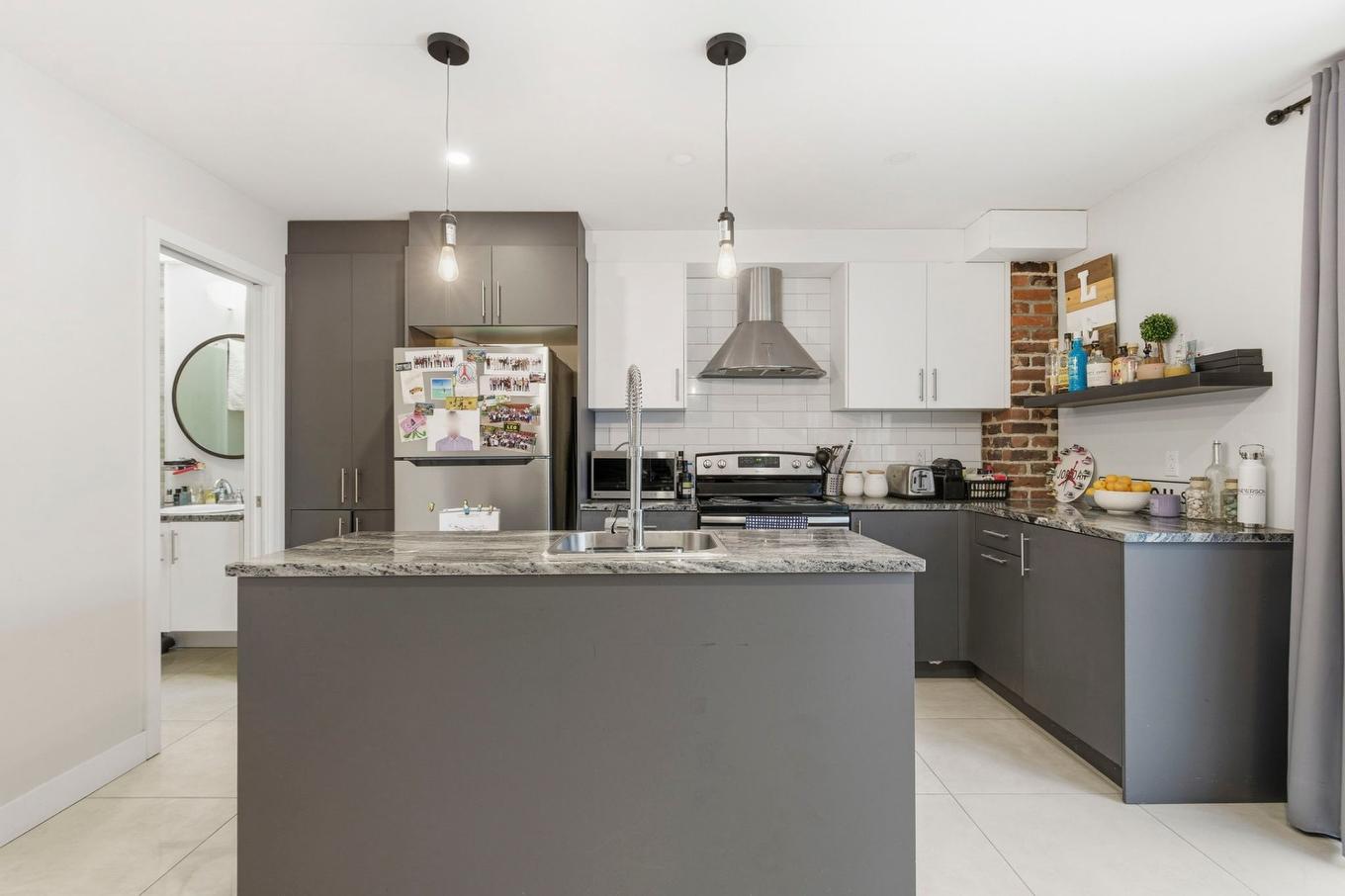 Kitchen - 2375 - 2377 Rue Louis-Veuillot, Montréal (Mercier/Hochelaga-Maisonneuve), QC - Indoor Photo Showing Kitchen With Double Sink With Upgraded Kitchen