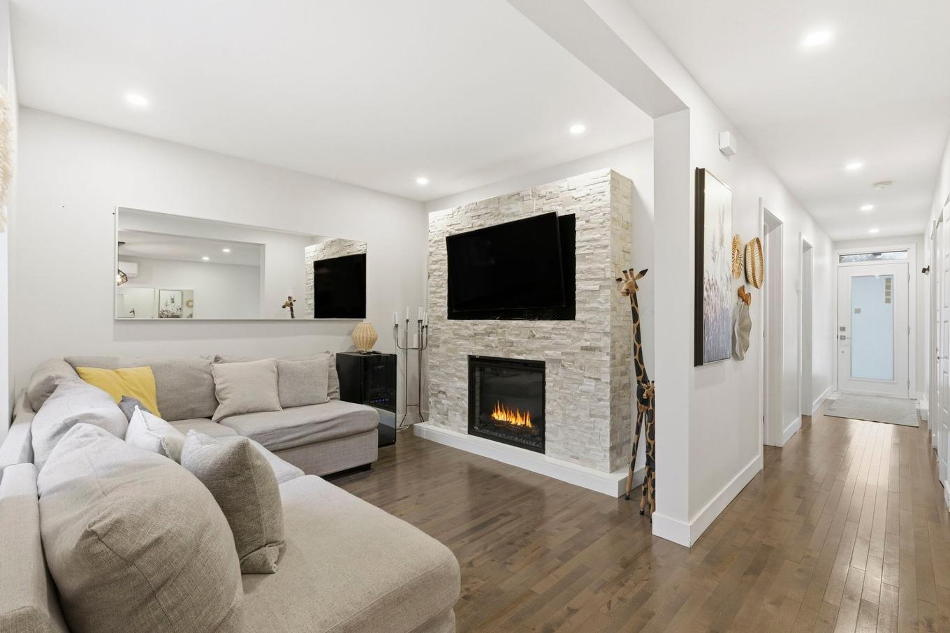 Living room - 2375 - 2377 Rue Louis-Veuillot, Montréal (Mercier/Hochelaga-Maisonneuve), QC - Indoor Photo Showing Living Room With Fireplace