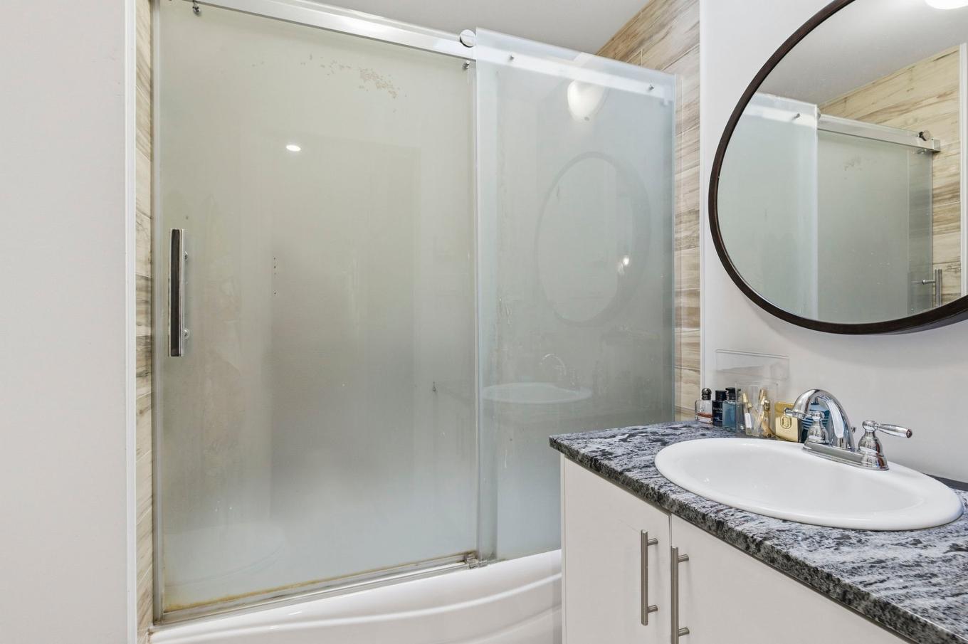 Bathroom - 2375 - 2377 Rue Louis-Veuillot, Montréal (Mercier/Hochelaga-Maisonneuve), QC - Indoor Photo Showing Bathroom