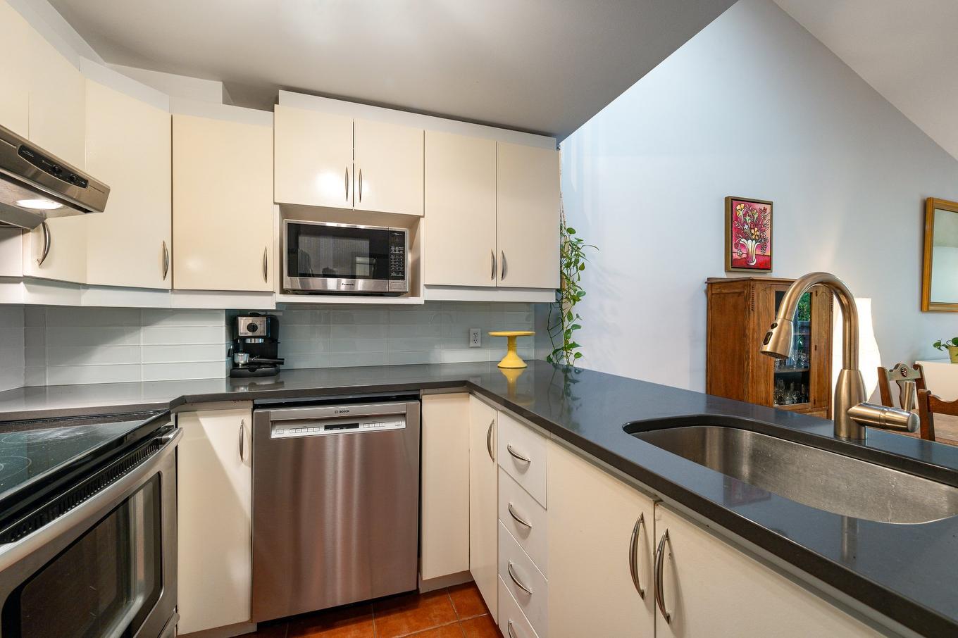 Cuisine - 302-11771 Rue Marie-Anne-Lavallée, Montréal (Ahuntsic-Cartierville), QC - Indoor Photo Showing Kitchen