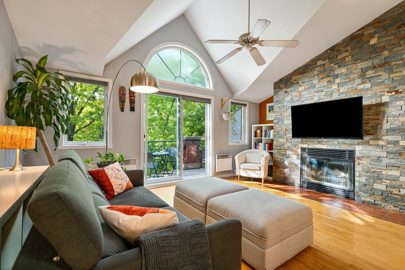 Salon - 302-11771 Rue Marie-Anne-Lavallée, Montréal (Ahuntsic-Cartierville), QC - Indoor Photo Showing Living Room With Fireplace