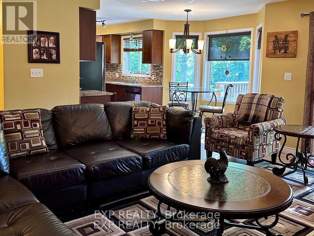 2011 Main Street, Norfolk, ON - Indoor Photo Showing Living Room