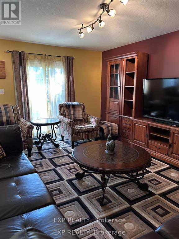 2011 Main Street, Norfolk, ON - Indoor Photo Showing Living Room