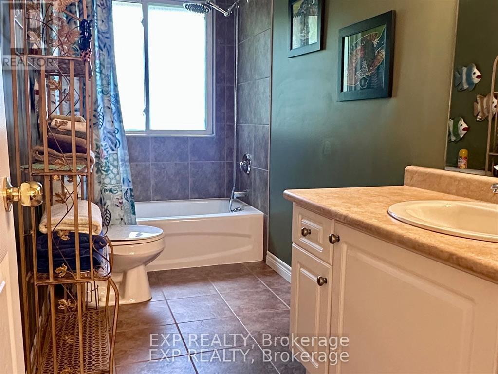2011 Main Street, Norfolk, ON - Indoor Photo Showing Bathroom