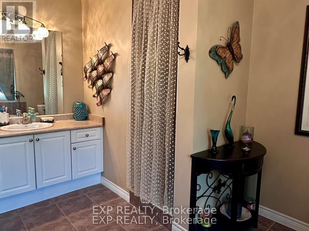 2011 Main Street, Norfolk, ON - Indoor Photo Showing Bathroom