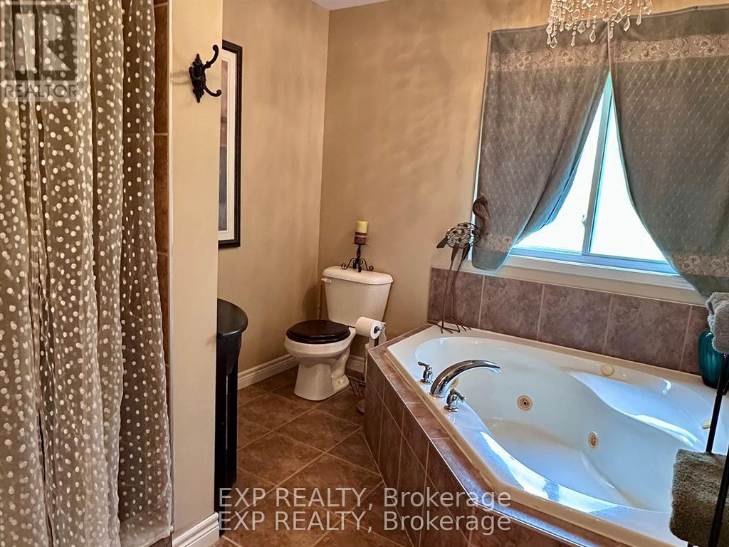 2011 Main Street, Norfolk, ON - Indoor Photo Showing Bathroom